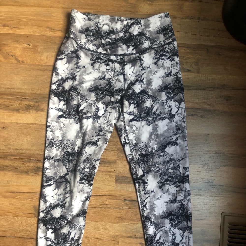 SO brand marble athletic leggings